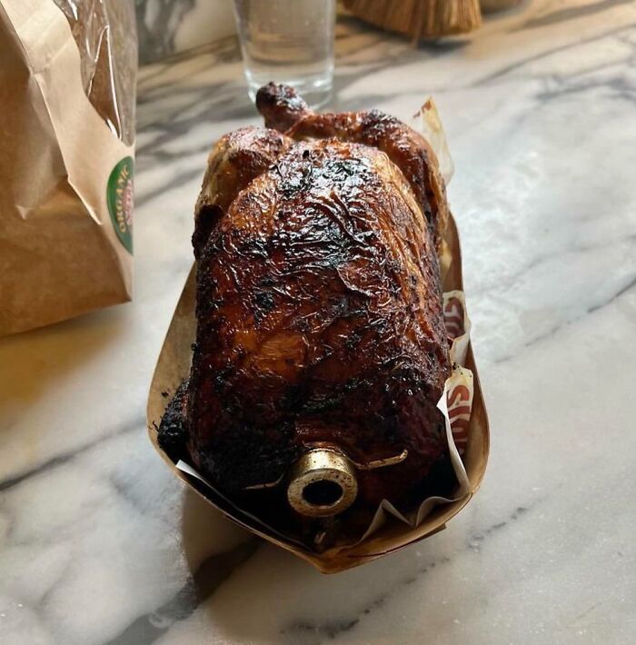 Ce poulet rôti que ma sœur a acheté est arrivé avec la tige encore attachée.