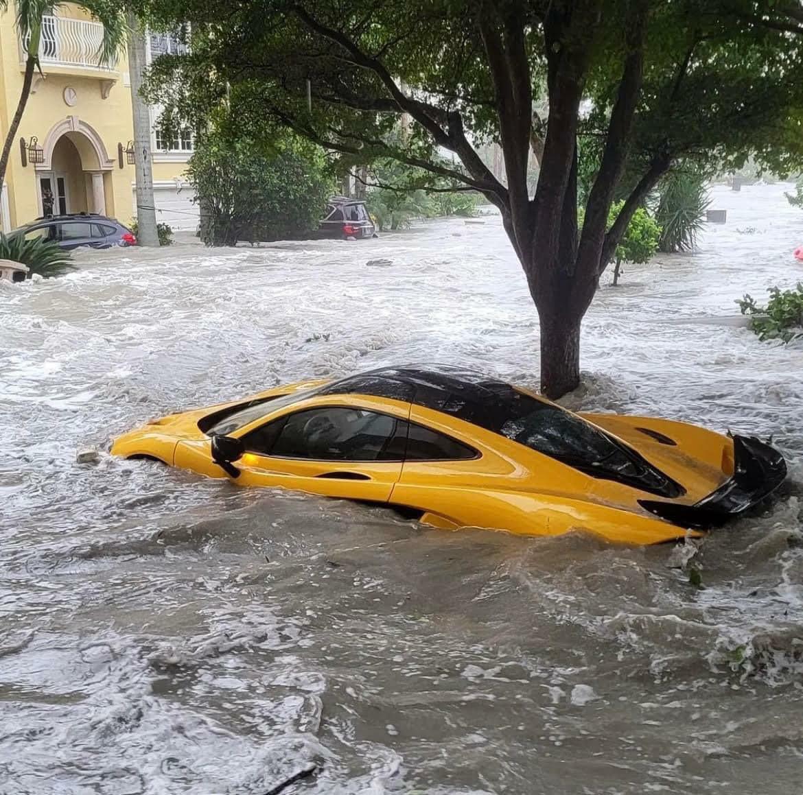 Une Mclaren sous l’eau à cause de l’ouragan Ian à Miami