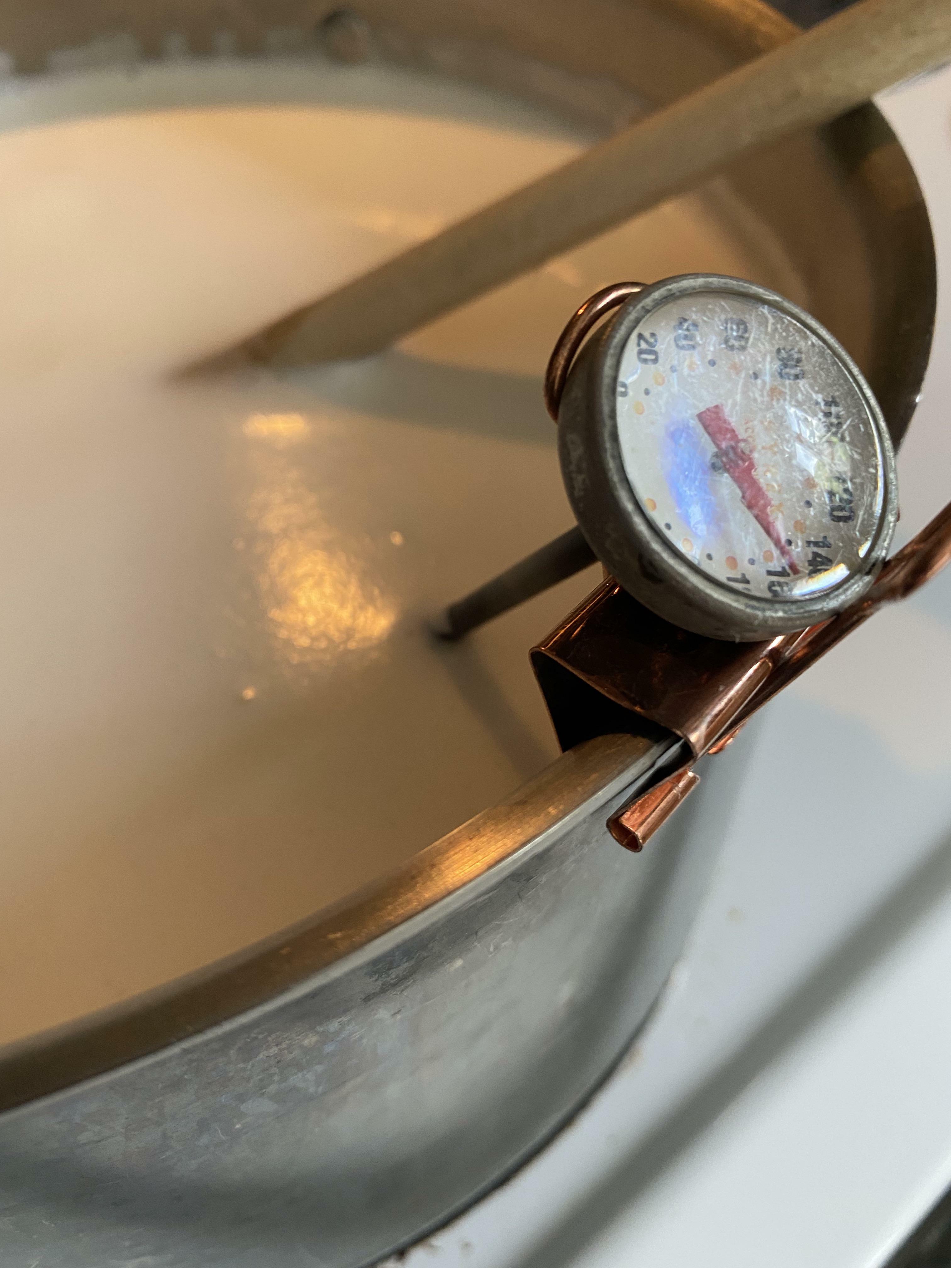 Utilise une pince à reliure pour garder ton thermomètre à l'intérieur de ton liquide de cuisson...