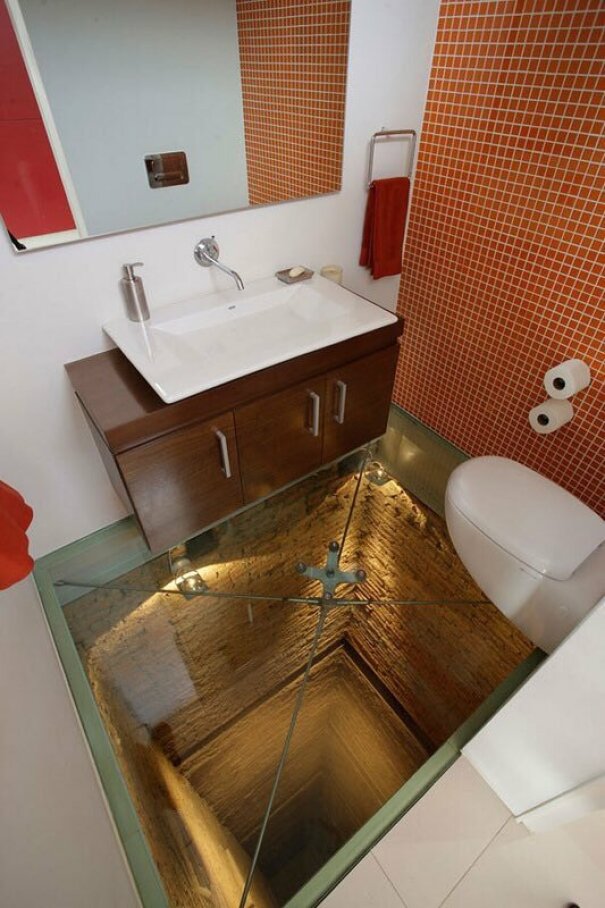 Salle de bain au-dessus d’un puits d’ascenseur abandonné de 15 étages