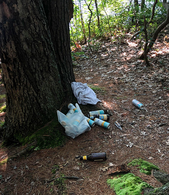 Je ne comprends pas pourquoi les gens ne peuvent pas emporter leurs propres déchets. Surtout dans un parc d’État