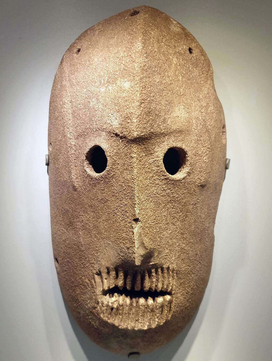 Ce masque de pierre vieux de 9000 ans est le plus ancien masque au monde et a été trouvé dans le désert de Judée en Israël [3000×4000].