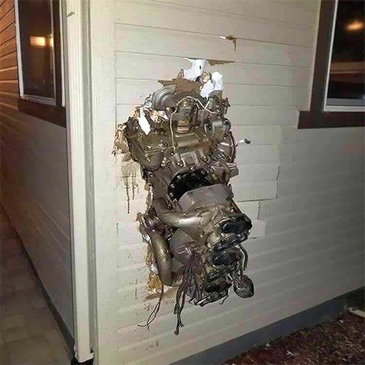 Quand tu (entends un coup et) découvres un moteur d’avion logé dans le mur de ta maison