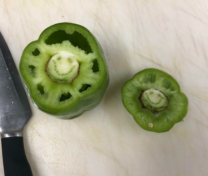 Au travail, je coupe le dessus d’un poivron vert et je découvre qu’il me sourit.