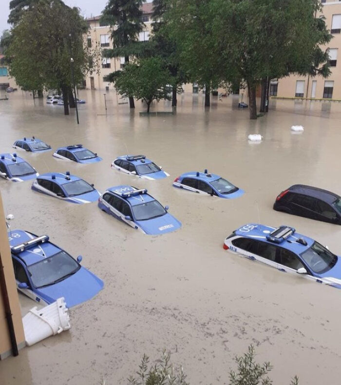Voitures de police après une inondation à Cesena, Italie