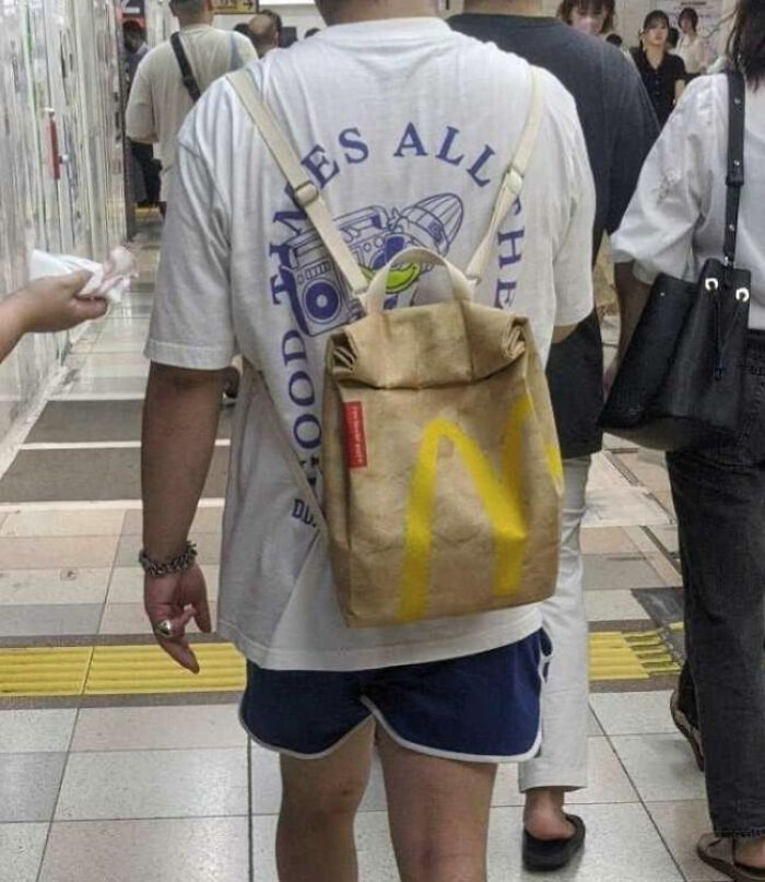 J’ai vu ce sac à dos qui ressemble à un sac McDonald’s.