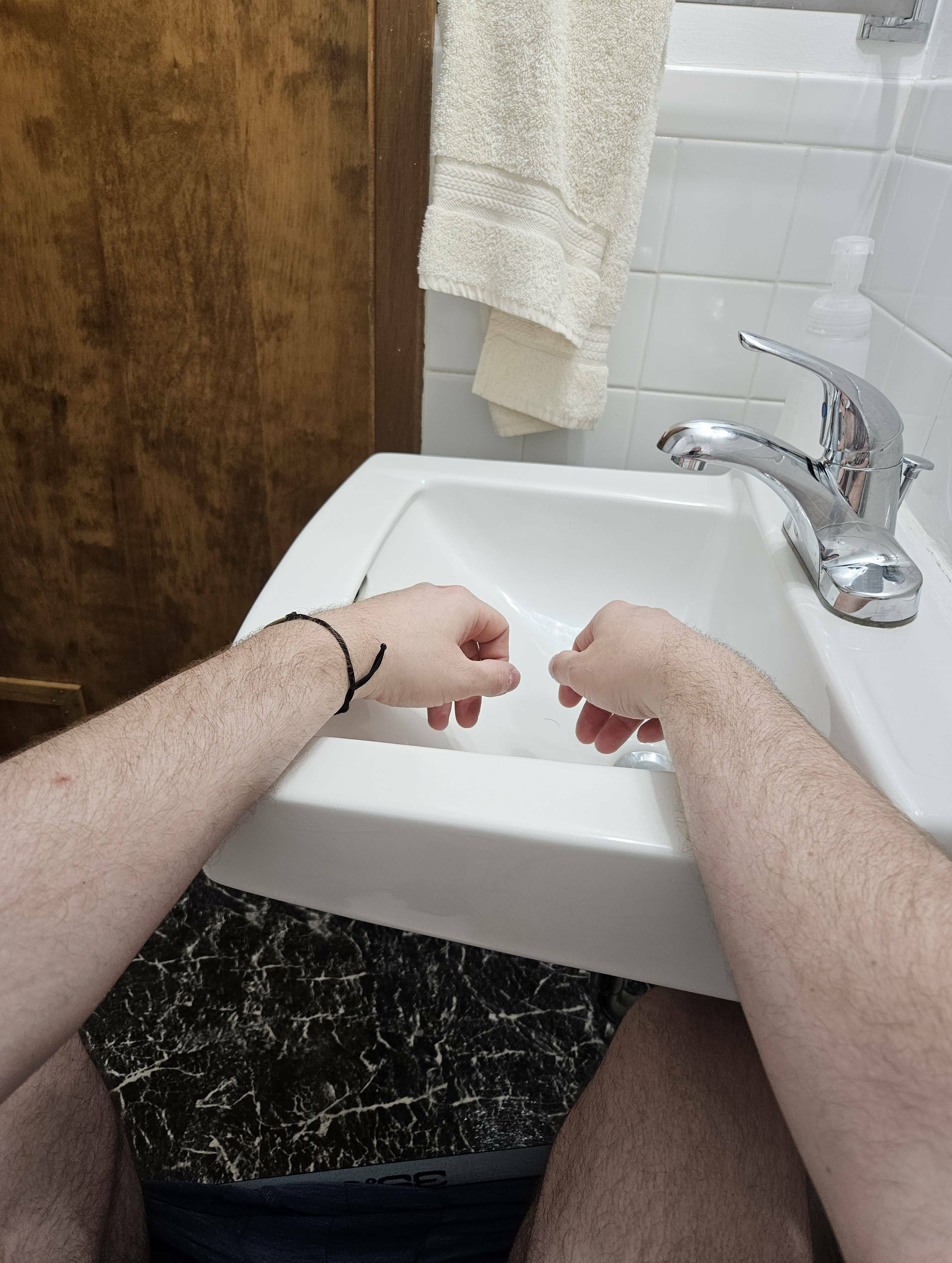 Dans l'Airbnb où je suis, les toilettes sont si proches de l'évier que je peux me laver les mains et faire caca en même temps.