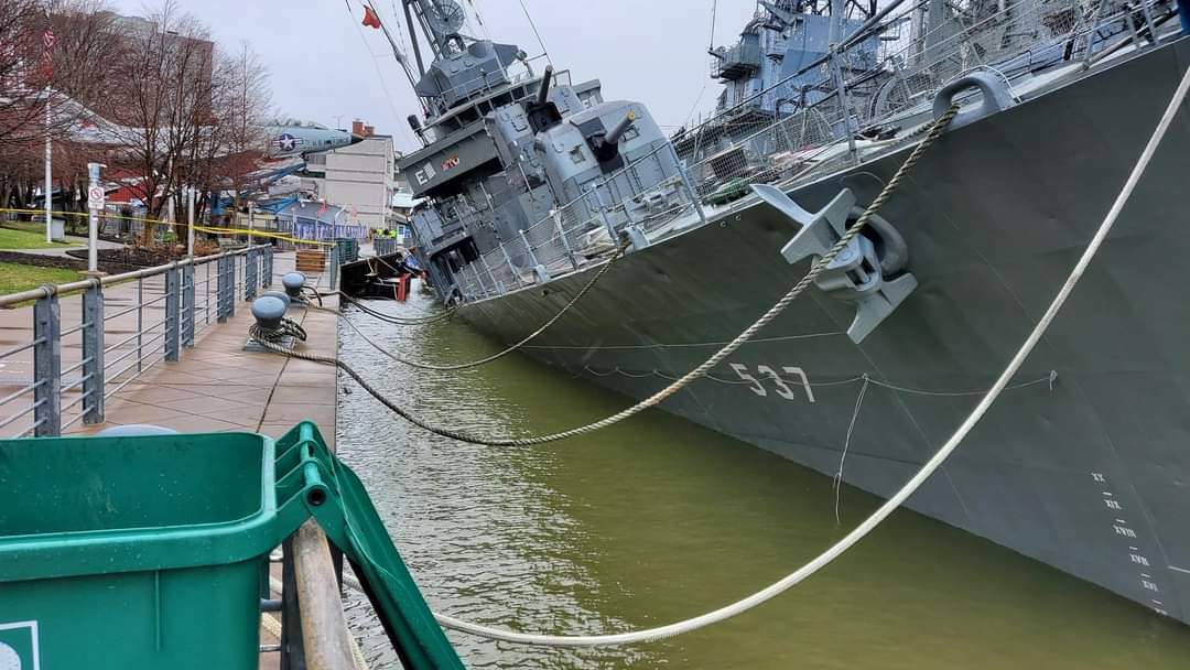 Le navire-musée Uss Sullivans a partiellement coulé sur la jetée du parc militaire sur le front de mer de Buffalo (NY, USA).