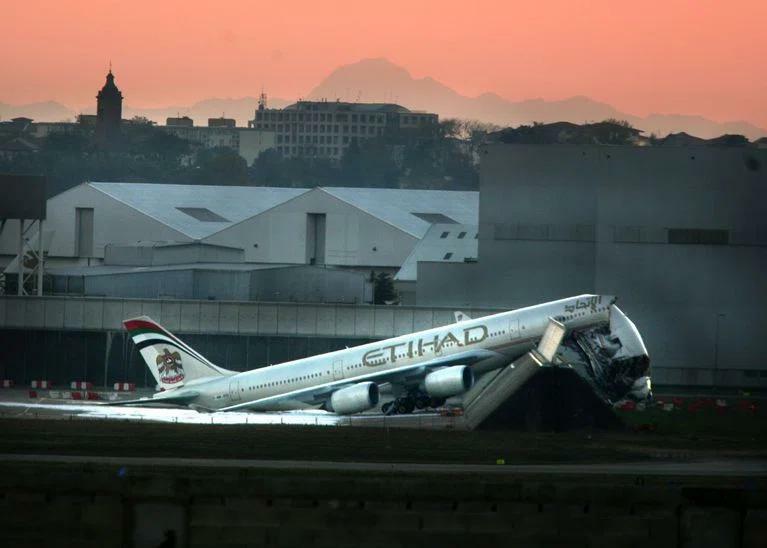 En 2007, des gars ont fait tourner les moteurs d’un Airbus A340 flambant neuf (même pas encore livré) à pleine puissance sans cales. Les freins n’ont pas tenu. Plus de 100 millions de dollars ont été perdus. L’un des moteurs a continué à tourner pendant 9 heures, jusqu’à ce qu’il n’y ait plus de carburant.