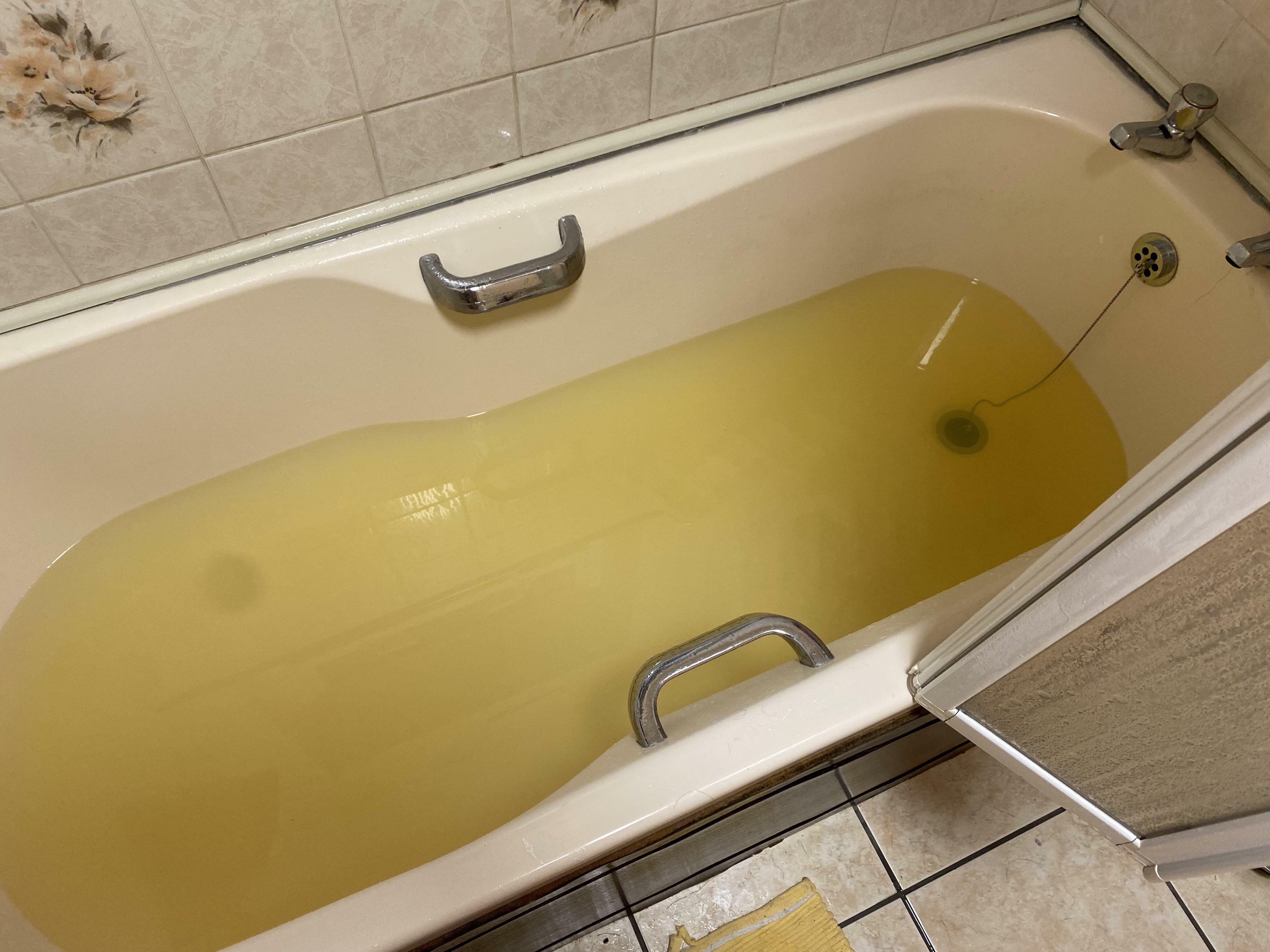 L'eau est jaune pisseux et a un goût métallique dans notre Airbnb depuis une semaine. Le propriétaire dit qu'il ne peut rien y faire.