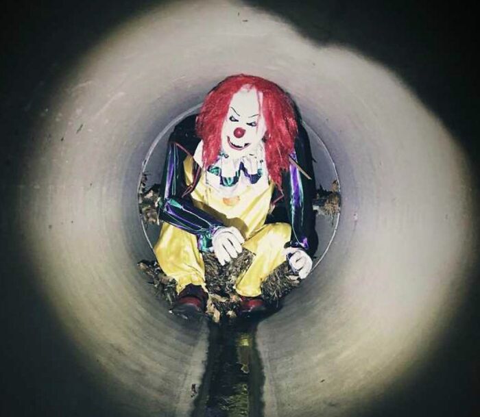 On a trouvé ce mannequin clownesque à un demi-mille de profondeur dans un tuyau de drainage, attaché comme ça à une grille.