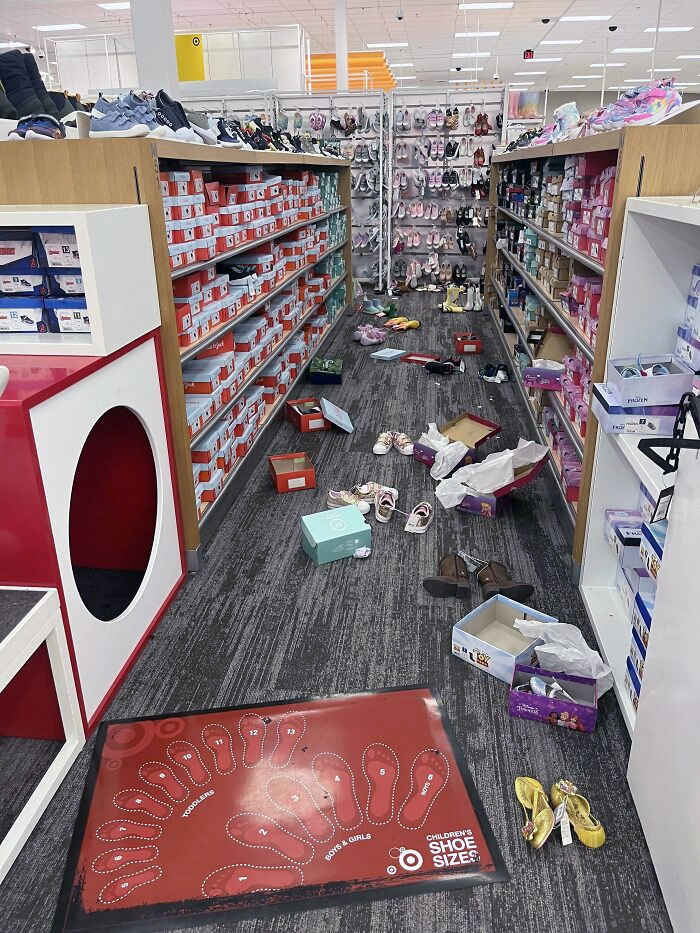 La façon dont une mère et ses deux enfants ont quitté le magasin de chaussures de Target
