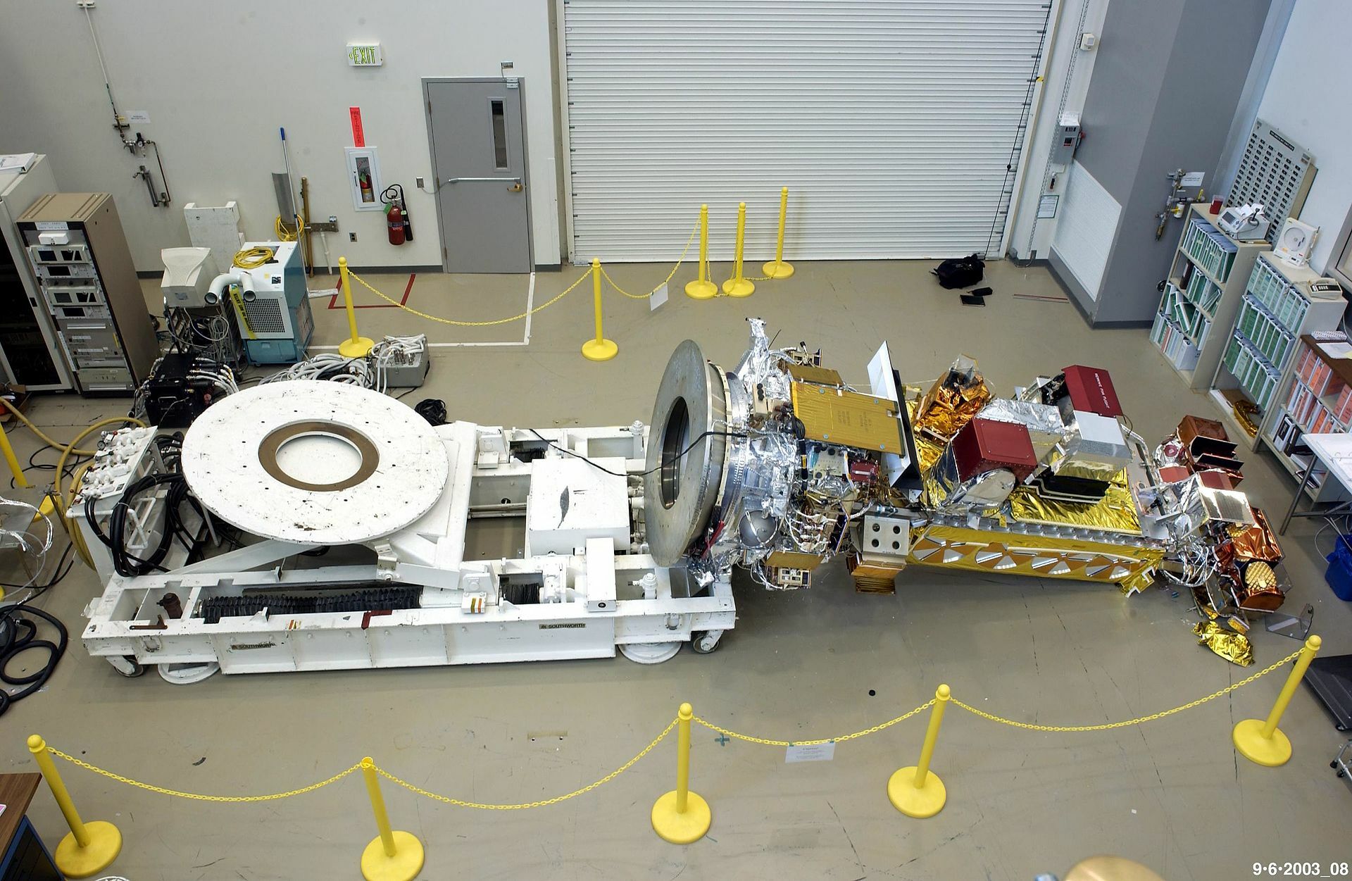 En 2003, un technicien a oublié de noter qu’il avait enlevé 24 boulons lors de l’entretien du satellite Noaa-19, ce qui a provoqué la chute du satellite et coûté 135 000 000 de dollars de dommages.