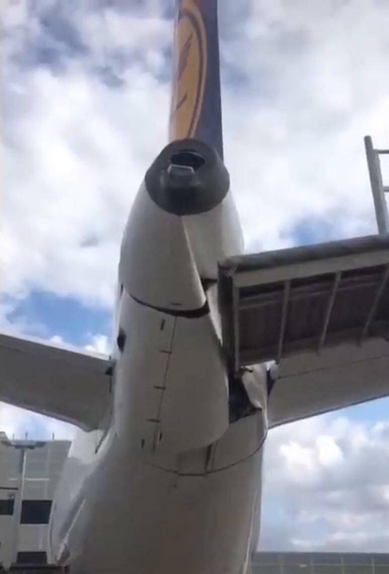 Un pont-jet entre en collision avec un avion