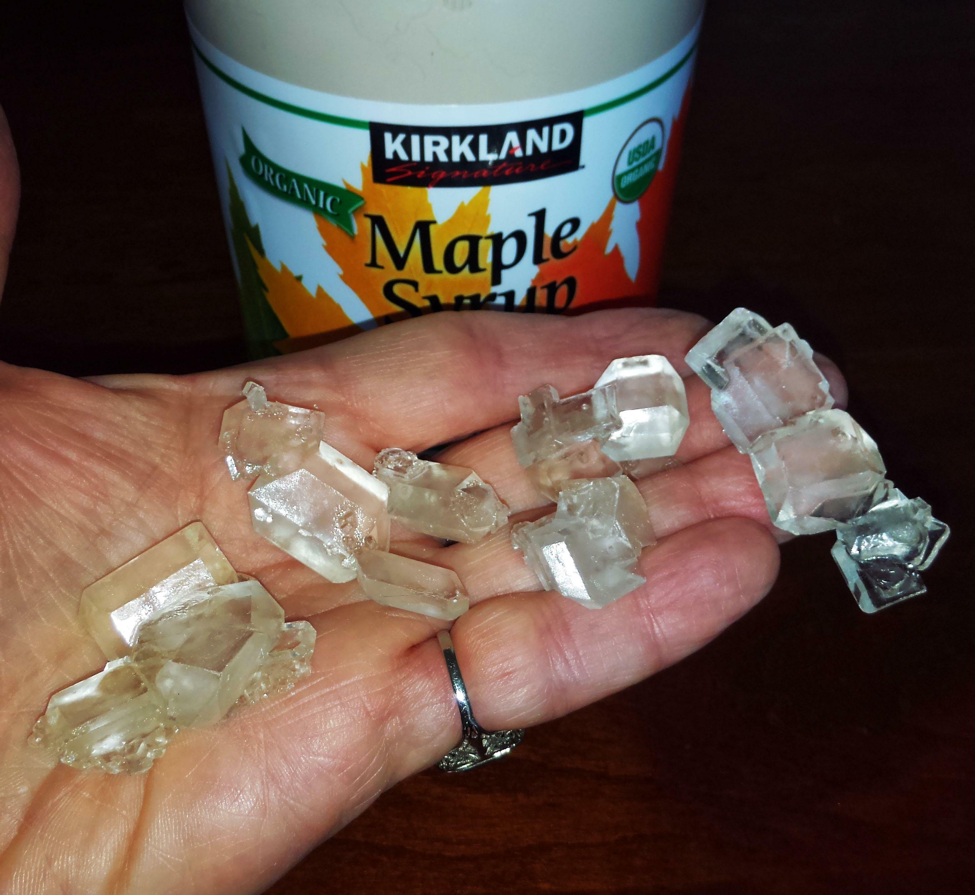 J'ai trouvé ces cristaux au fond d'une bouteille de sirop d'érable qui est restée au fond de mon réfrigérateur pendant quelques années.
