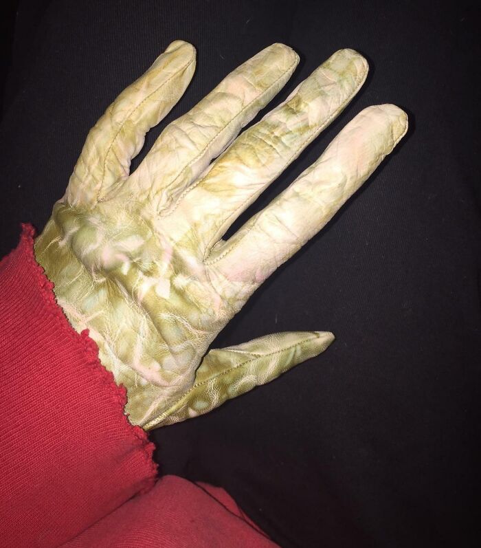 Mon amie s’est commandé de nouveaux gants sur Ebay. Ces monstruosités sont arrivées hier.