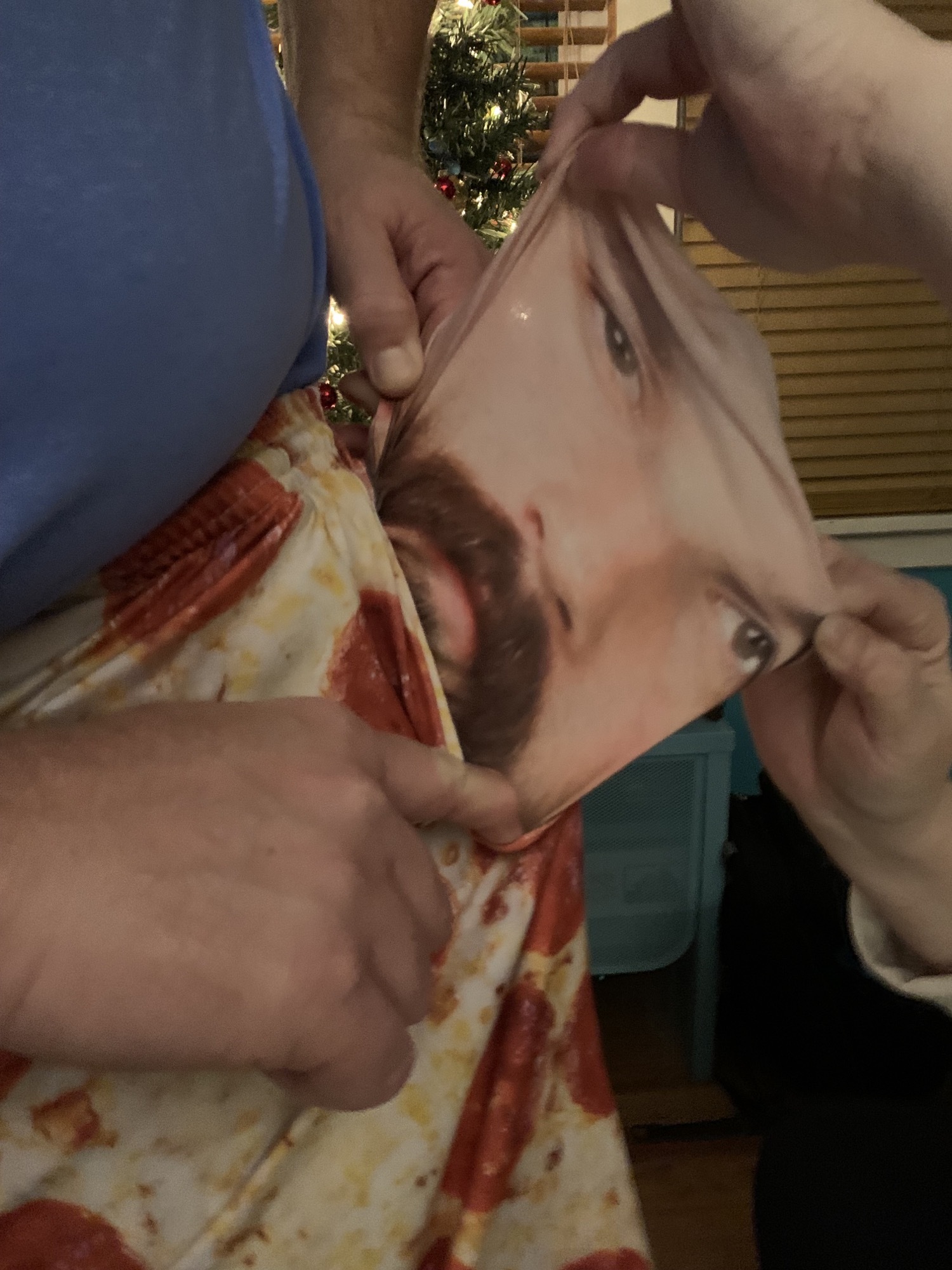 Mon père a trouvé un visage dans la poche de son pantalon de pizza au pepperoni.