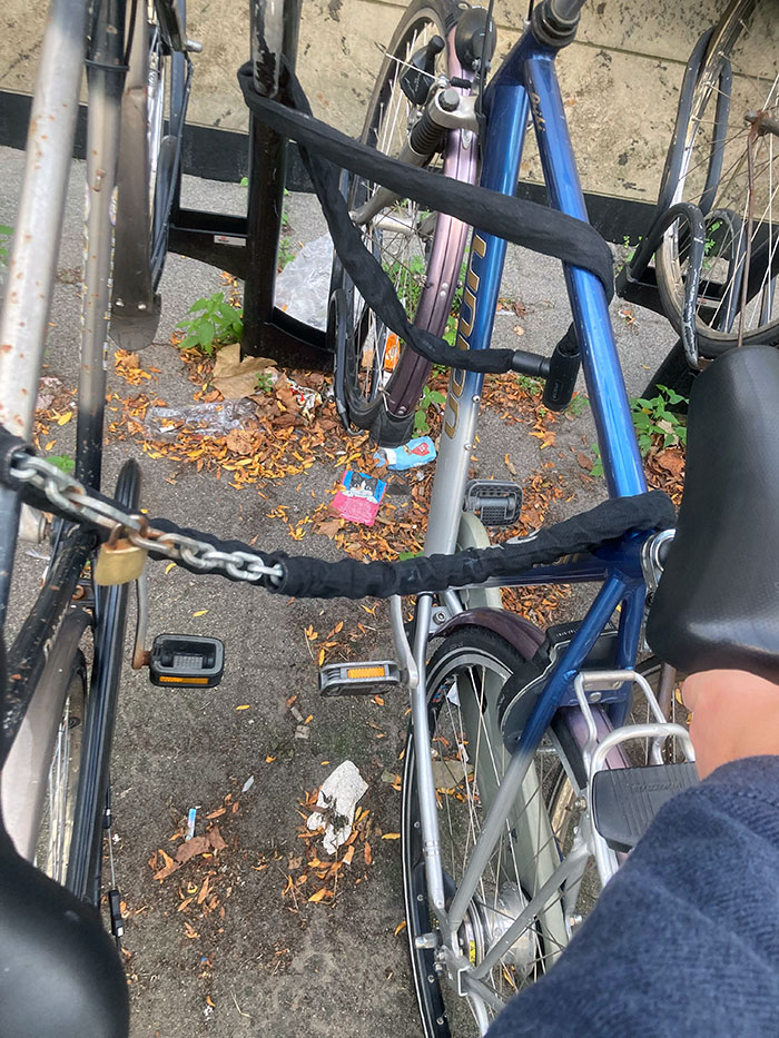 Quelqu’un a verrouillé son vélo sur le mien sans même essayer de le verrouiller sur le support.
