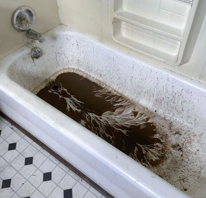 Le plombier a laissé ma baignoire dans cet état après avoir réparé l’évier.
