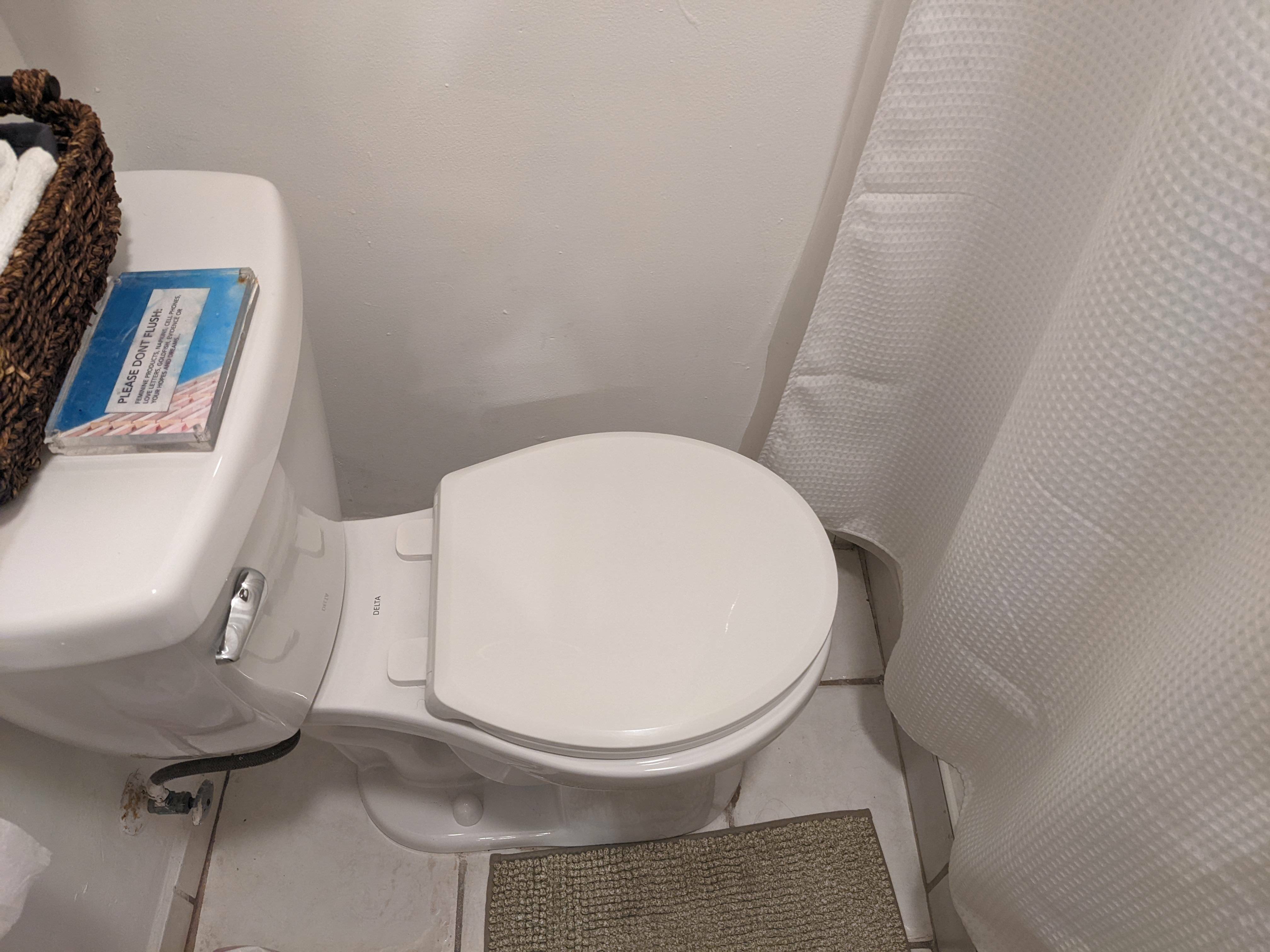 L'emplacement de ces toilettes dans mon Airbnb