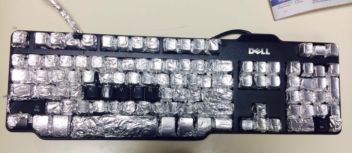 Un client a apporté ce clavier effrayant à mon travail pour le recycler aujourd’hui.