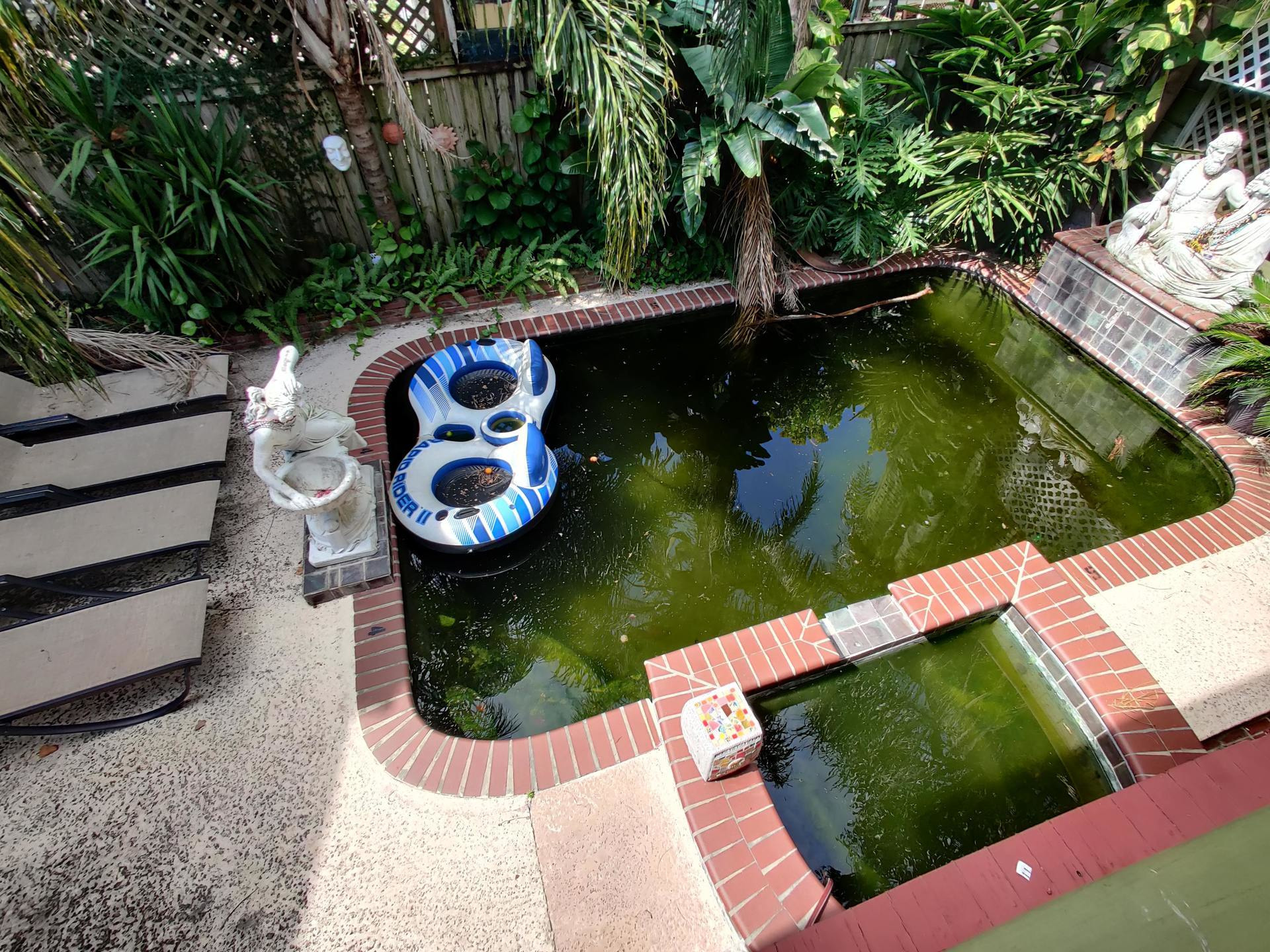 Encore plus de raisons de détester Airbnb. J’ai fait un voyage il y a plusieurs semaines à la Nouvelle-Orléans, et notre hôte Airbnb ne nous a pas dit avant notre arrivée que la piscine était inutilisable. L’air conditionné de 80 % de la maison était également en panne.