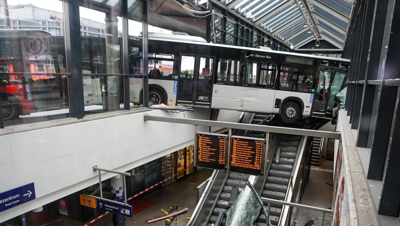 Un bus a traversé une vitre à la gare de Hambourg