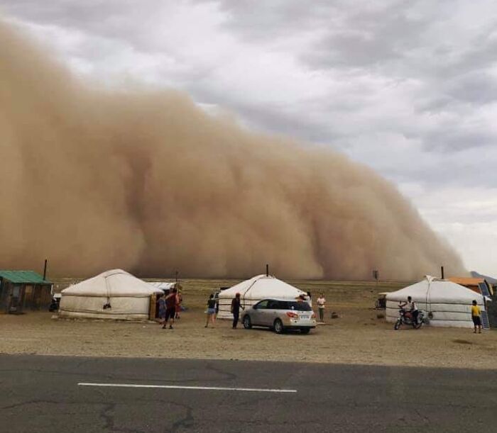 Une énorme tempête de sable (Elsen Shuurga) en Mongolie. Un jour comme les autres dans les steppes
