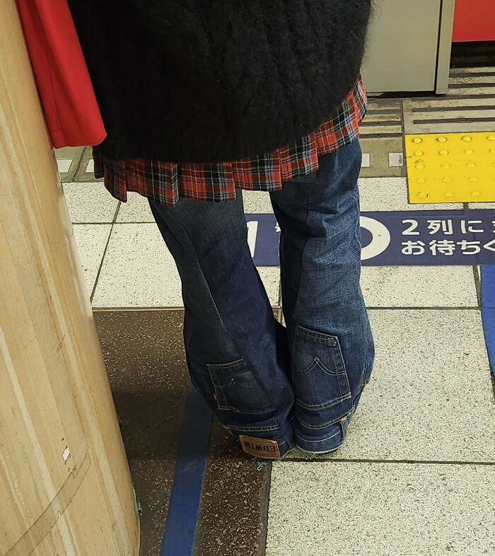 Ces pantalons en jean sont à l’envers