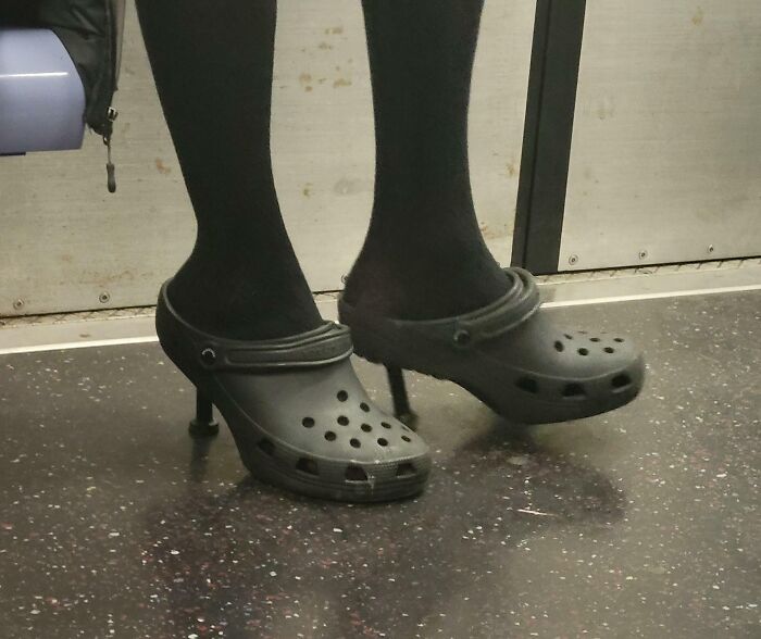 Des chaussures Balenciaga à 600 $ repérées dans le métro