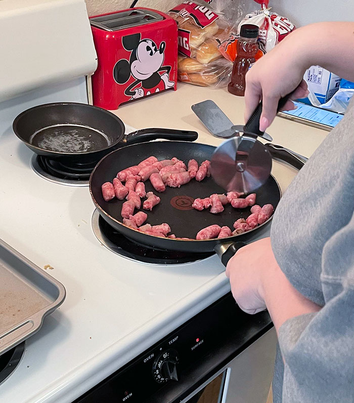 Ma femme coupe les saucisses pour les biscuits. C’est pourquoi l’autre poêle ressemble à ceci