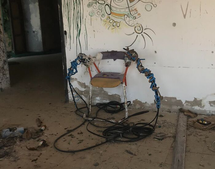 J’ai trouvé une chaise électrique artisanale en explorant un bâtiment abandonné en Croatie.