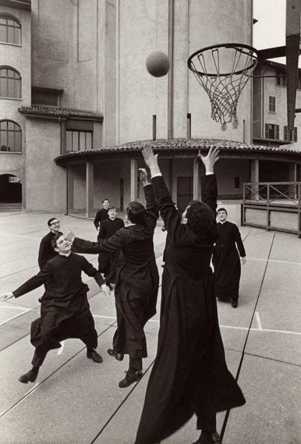 Prêtres catholiques d’un séminaire jouant une partie de basket-ball, Bergame, Italie, 1964