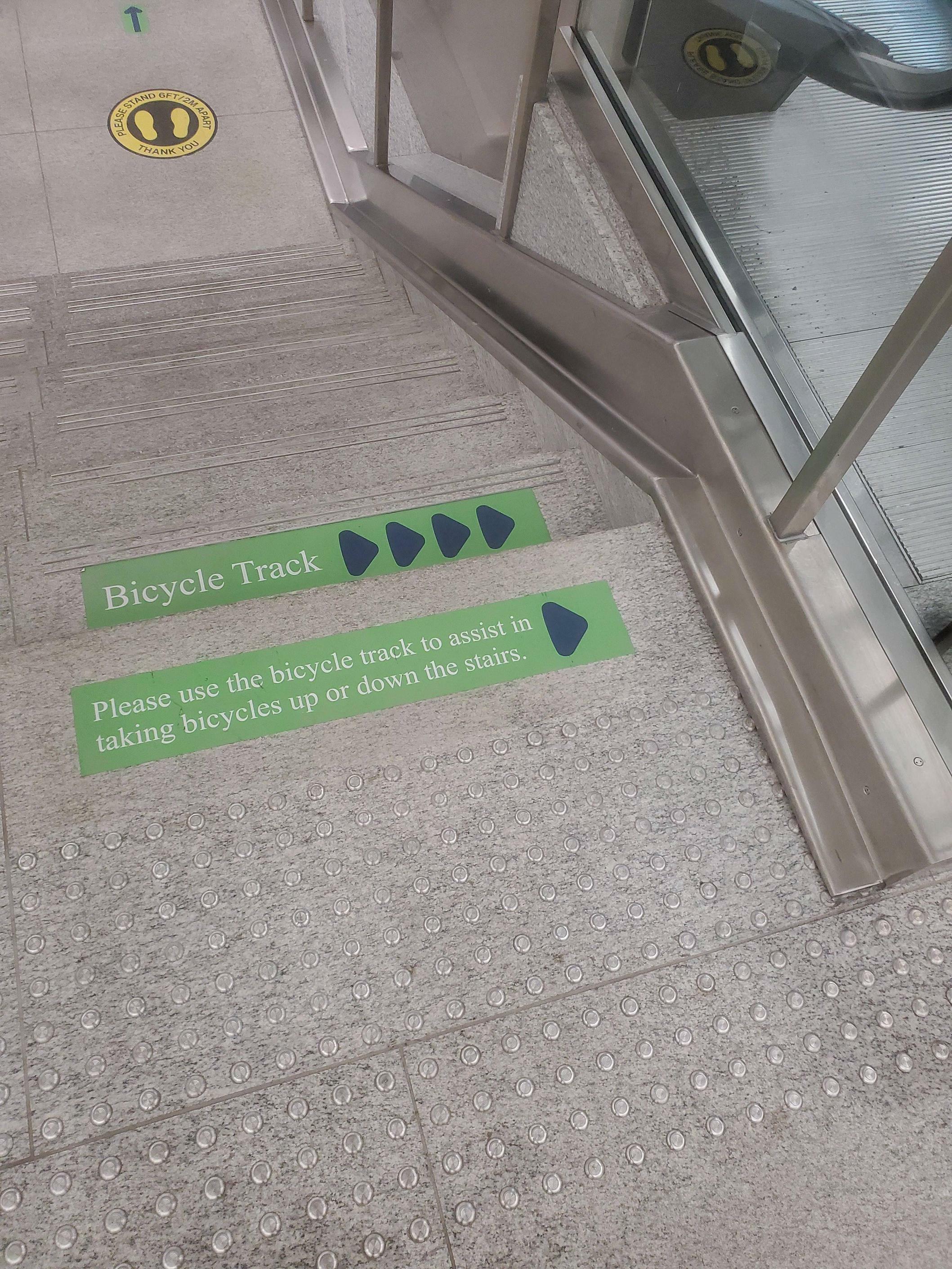 Cette piste aidera les gens à monter ou à descendre les escaliers avec leur vélo.