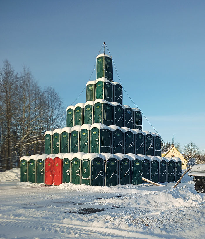 Arbre de Noël fait de toilettes portables à Võru, en Estonie