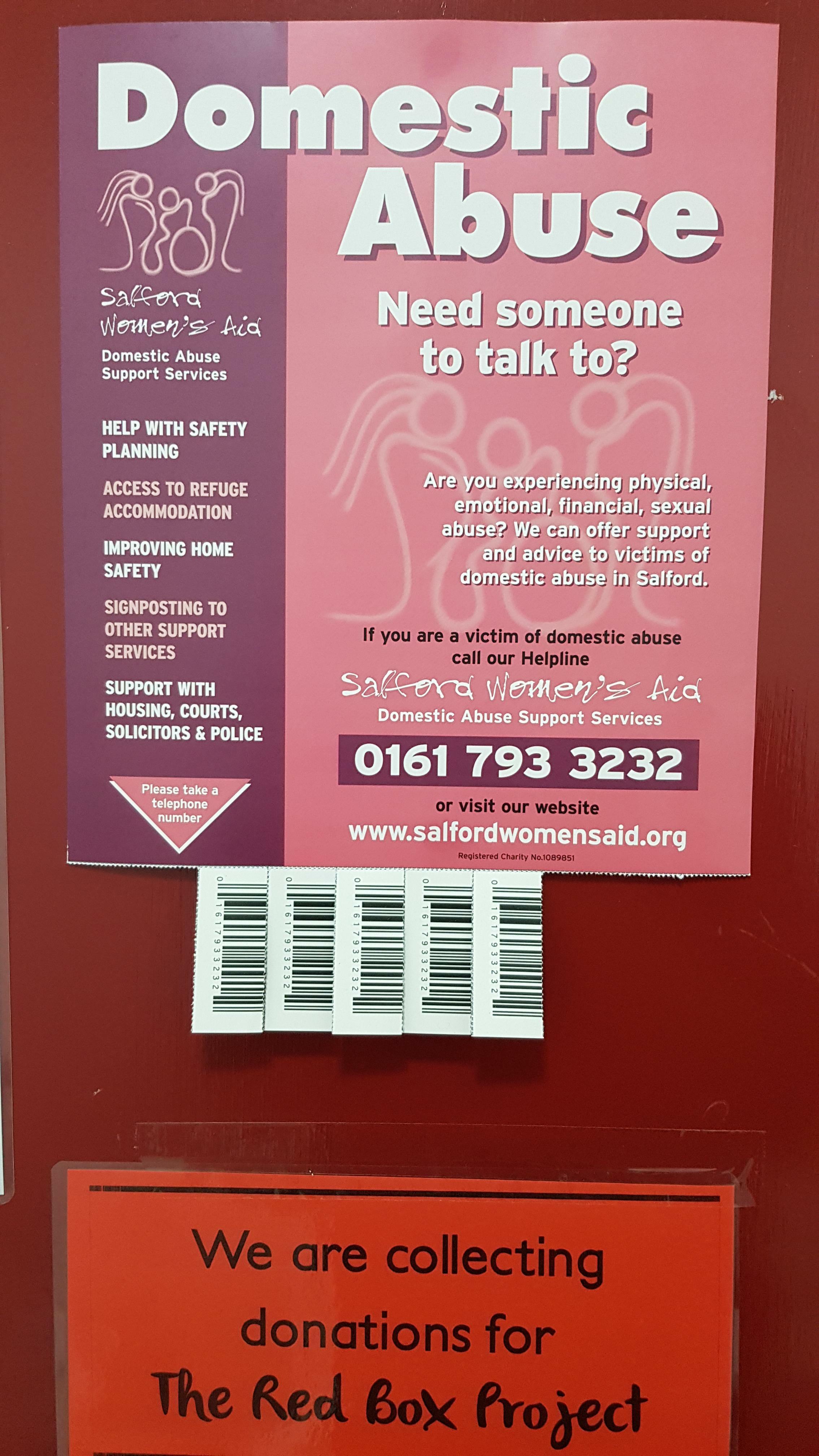 Le numéro de téléphone est déguisé en code-barres sur les déchirures de cette affiche contre les violences domestiques.