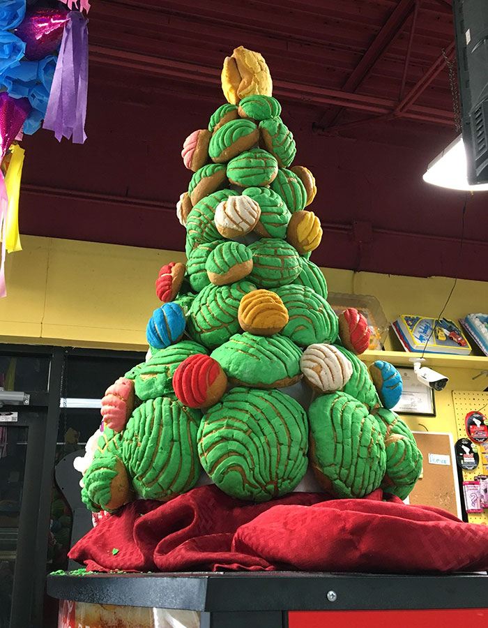 J’étais à la boulangerie hispanique de mon quartier et j’ai vu cet arbre de Noël entièrement fait de conchas.