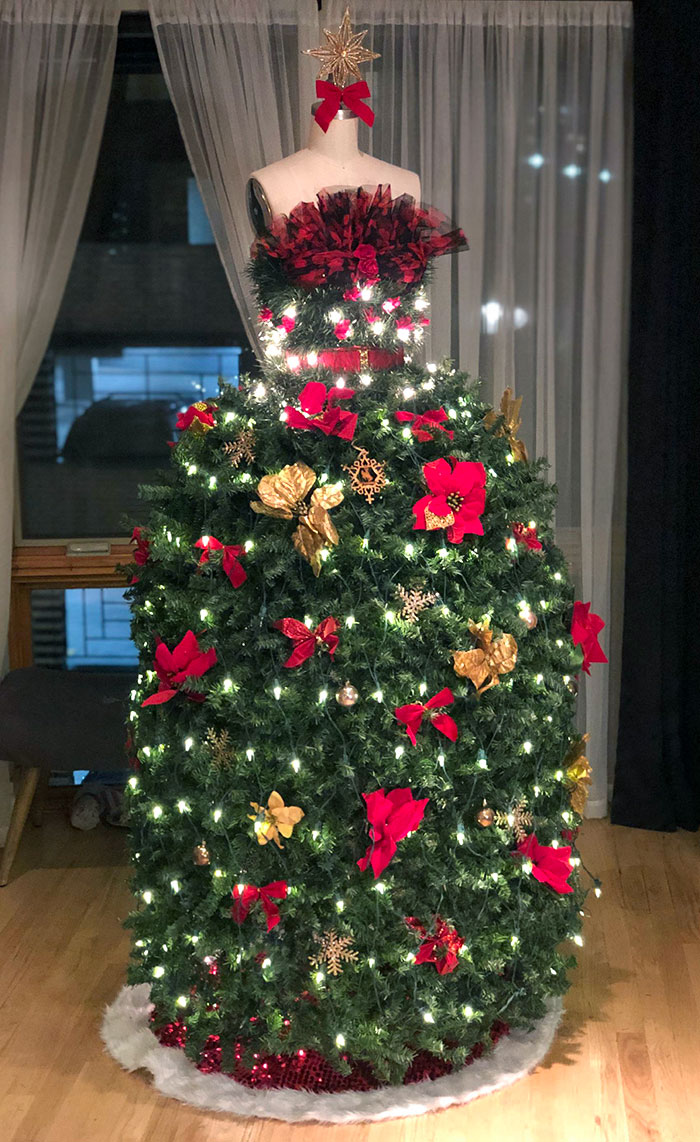 J’ai fabriqué cet arbre de Noël en forme de boule à partir d’une robe, d’une jupe en fil de fer et d’un buste en tulle cousu. Commence les fêtes avec style