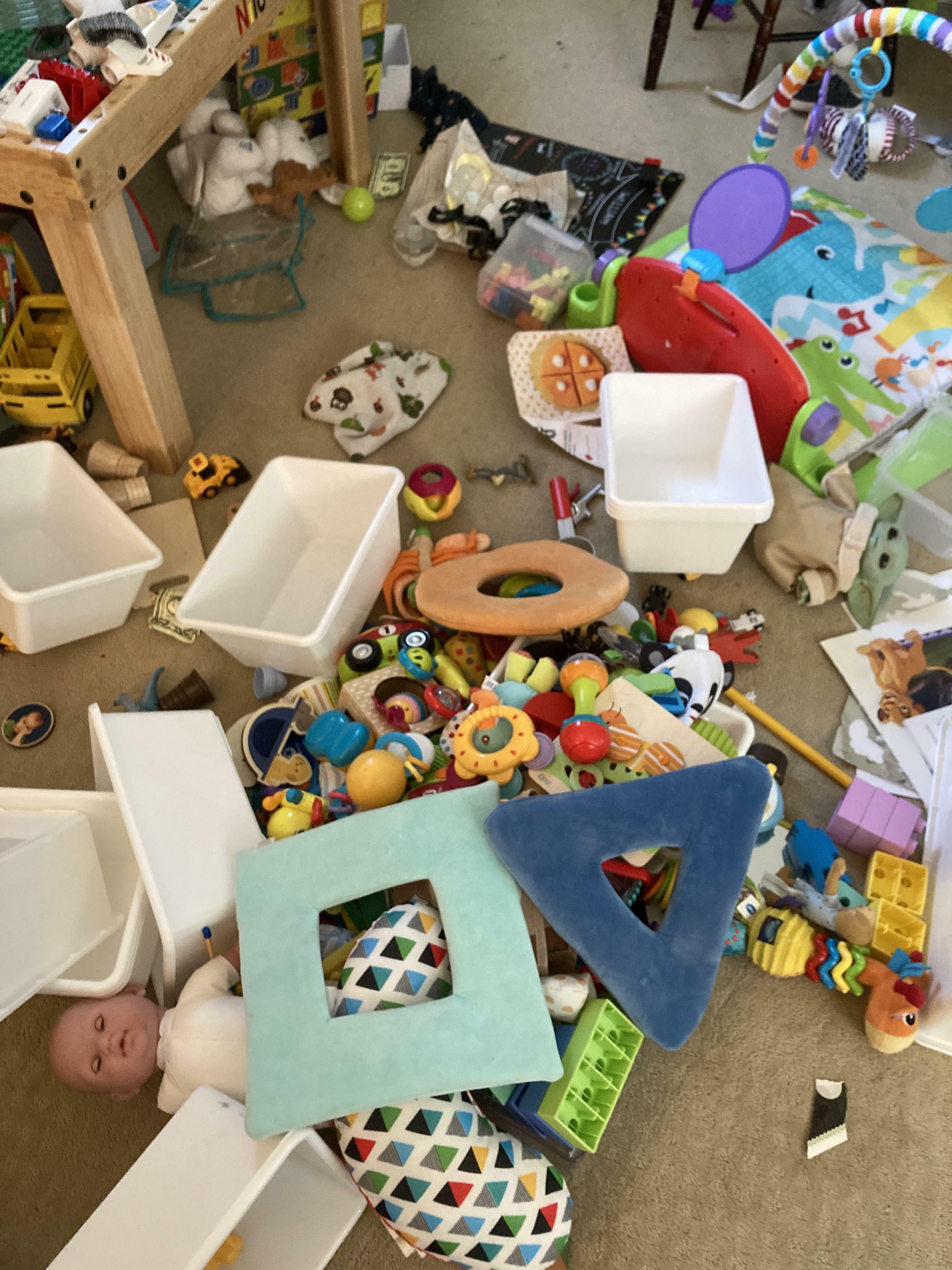 La salle de jeux de mon enfant 90 secondes après que j'ai fini de la nettoyer