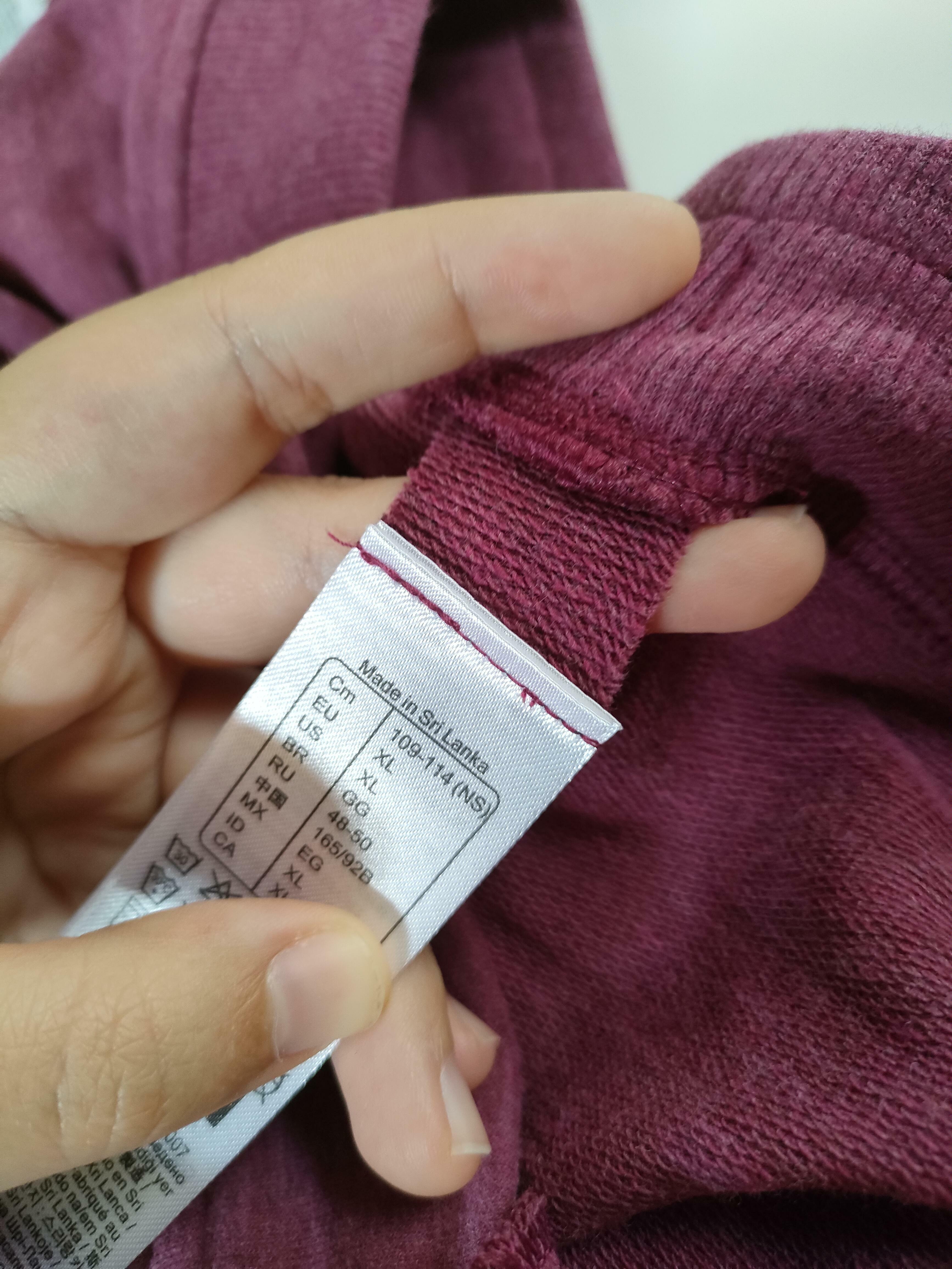 Decathlon coud maintenant les étiquettes sur de petits bouts de tissu plutôt que sur le vêtement lui-même, de sorte qu'il est plus facile de les couper et qu'elles ne laissent pas de résidus qui démangent.