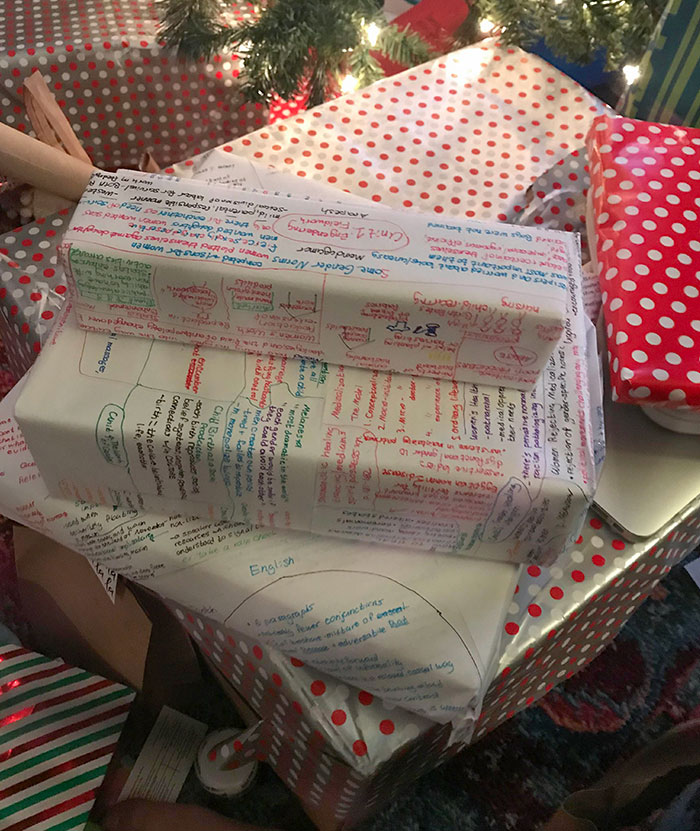 Cette année, ma sœur a utilisé ses vieilles notes pour emballer ses cadeaux.