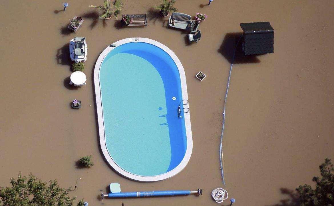 Une piscine épargnée par les eaux de crue brunes