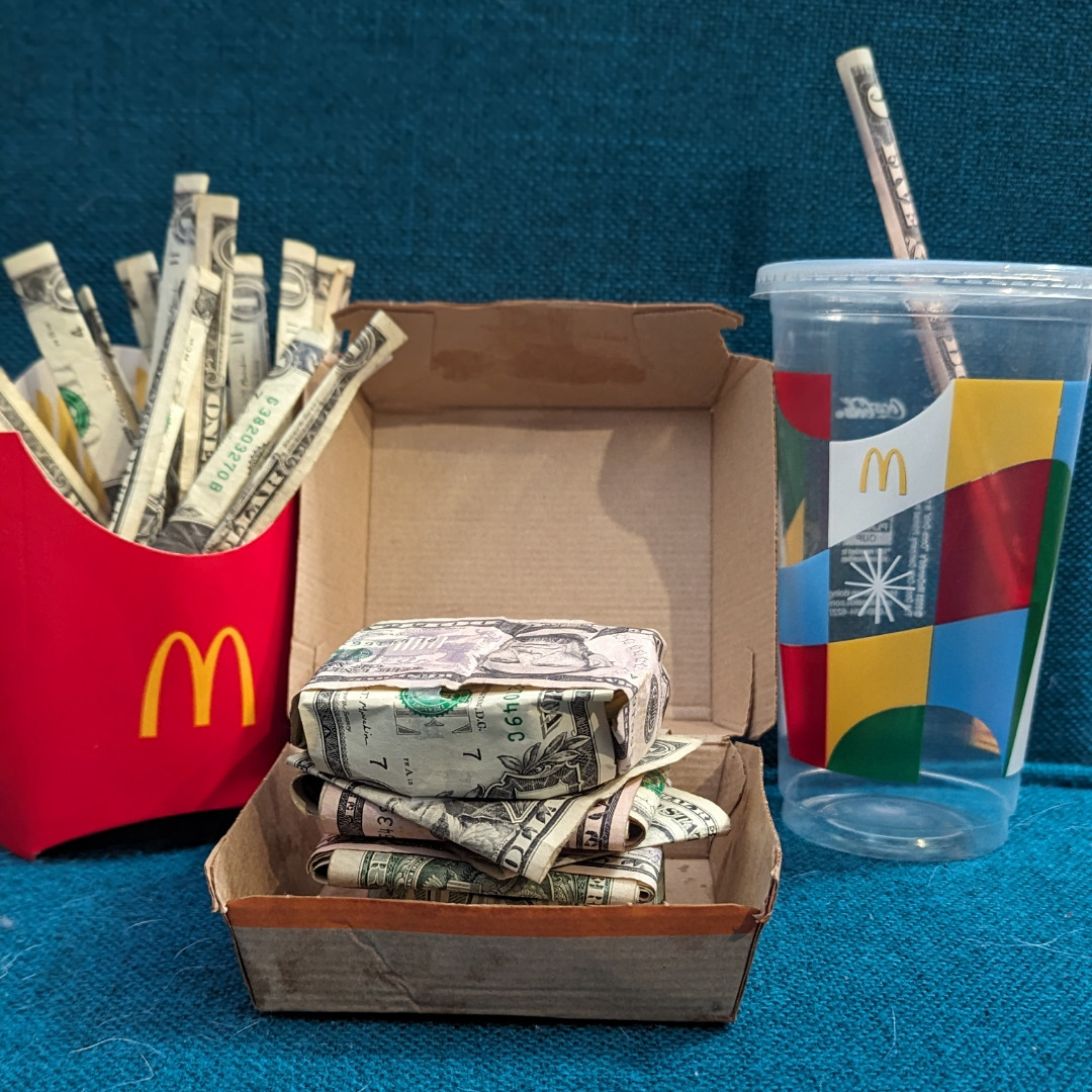 J’ai fabriqué un repas McDonald’s avec des billets de banque pour l’offrir à mon beau-père à Noël.