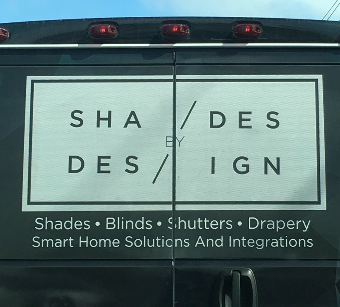 Le logo Shades By Design est correct lorsqu’il est lu de haut en bas et de gauche à droite !