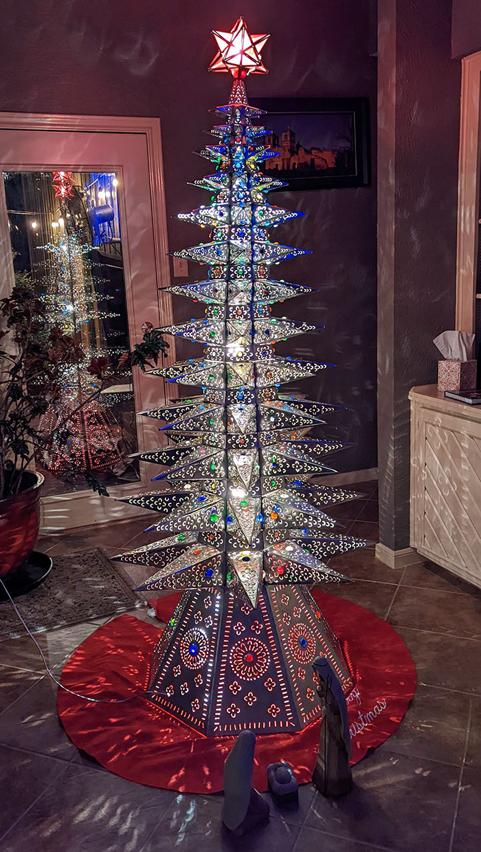 L’arbre de Noël de mon père. Il l’a acheté dans un magasin d’importation mexicain