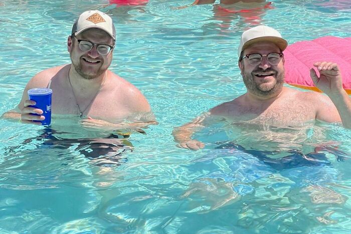 Je n’en étais pas convaincu jusqu’à présent. Nous sommes bel et bien dans une simulation. Aujourd’hui, j’ai nagé au hasard devant mon doppelgänger à la piscine du Flamingo, à Las Vegas.