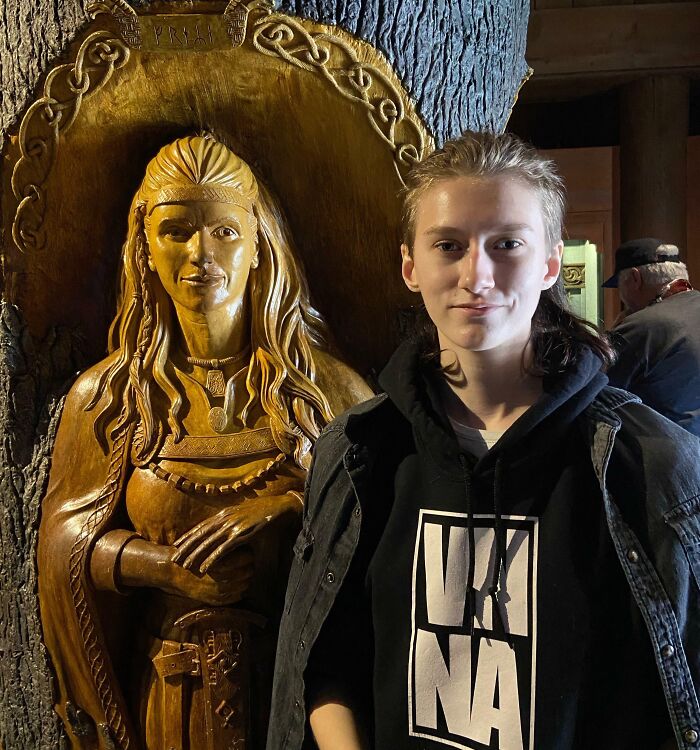 J’ai une étrange ressemblance avec la sculpture de Freya à l’église Stave Church d’Epcot.