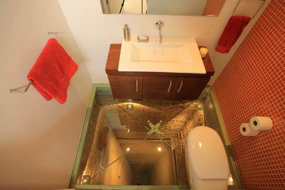 Cette salle de bain se trouve dans une ancienne cage d’ascenseur. Cool, mais non merci