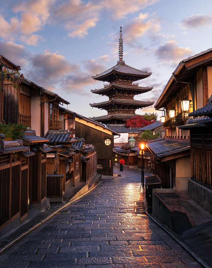 Première lumière sur les belles rues de Kyoto, Japon