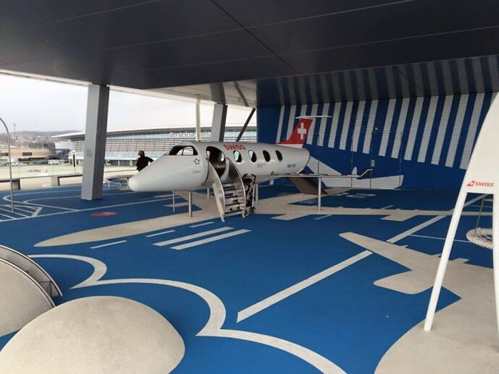 L’aire de jeux pour enfants de l’aéroport de Zurich, en Suisse, est un aéroport miniature.